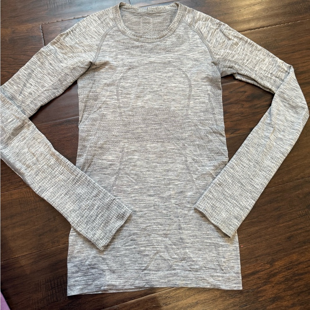 Lululemon swiftly tech long sleeve.